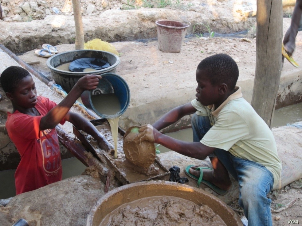 (06.08)Trẻ em lao động tại một khu mỏ khai thác vàng trái phép tại Ashanti, Ghana. (Nguồn: Human Rights Watch)