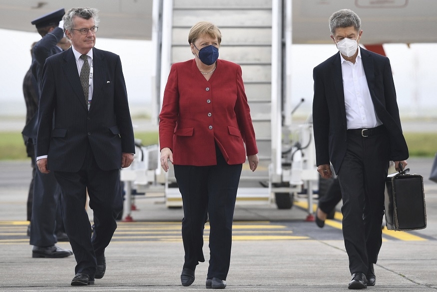 (06.11) Thủ tướng Đức Angela Merkel sau khi vừa hạ cạnh xuống bay tại Anh. (Nguồn: AP)