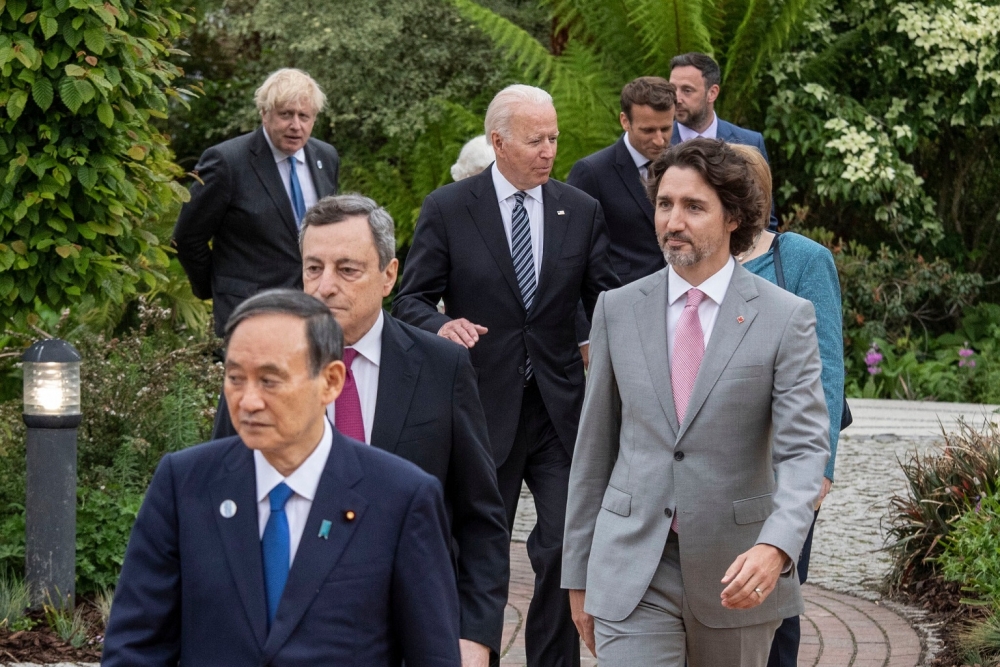 (06.12) Tổng thống Mỹ Joe Biden cùng các nhà lãnh đạo G7 trên đường tới dự buổi tiệc có sự góp mặt của Nữ hoàng Anh Elizabeth II chiều ngày 11/6. (Nguồn: New York Times)