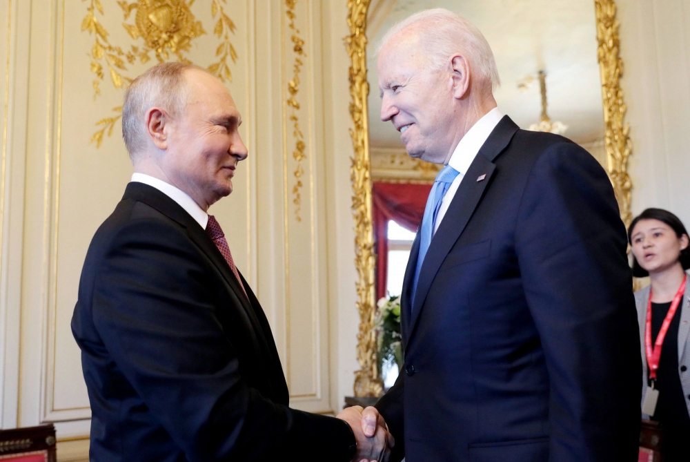 (06.16) Ông Putin và ông Biden bắt tay tại biệt thự La Garange. (Nguồn: Reuters)