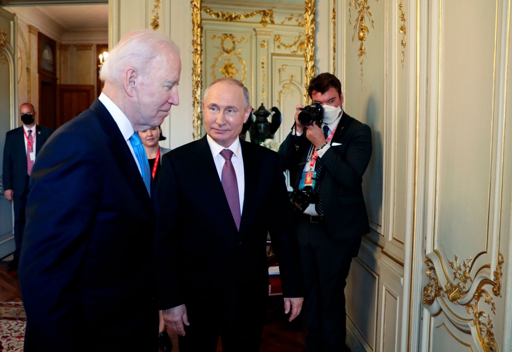 (06.16) Tổng thống Nga Vladimir Putin và Tổng thống Mỹ Joe Biden trong hành lang của biệt thự La Grange diễn ra Thượng đỉnh Nga-Mỹ. (Nguồn: AP/Sputnik)