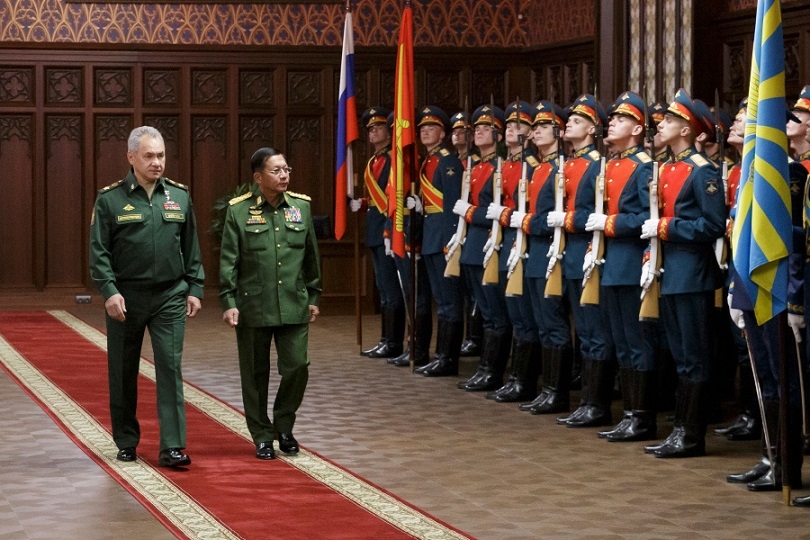 (06.26) Thống tướng Myanmar Min Aung Hlaing trong chuyến thăm Moscow ngày 22.6 vừa qua. (Nguồn Reuters)