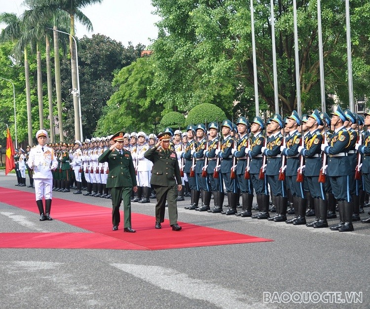 (06.02) Tổng Tham mưu trưởng Quân đội Nhân dân Việt Nam và Lào duyệt đội danh dự. (Ảnh: Minh Quân)
