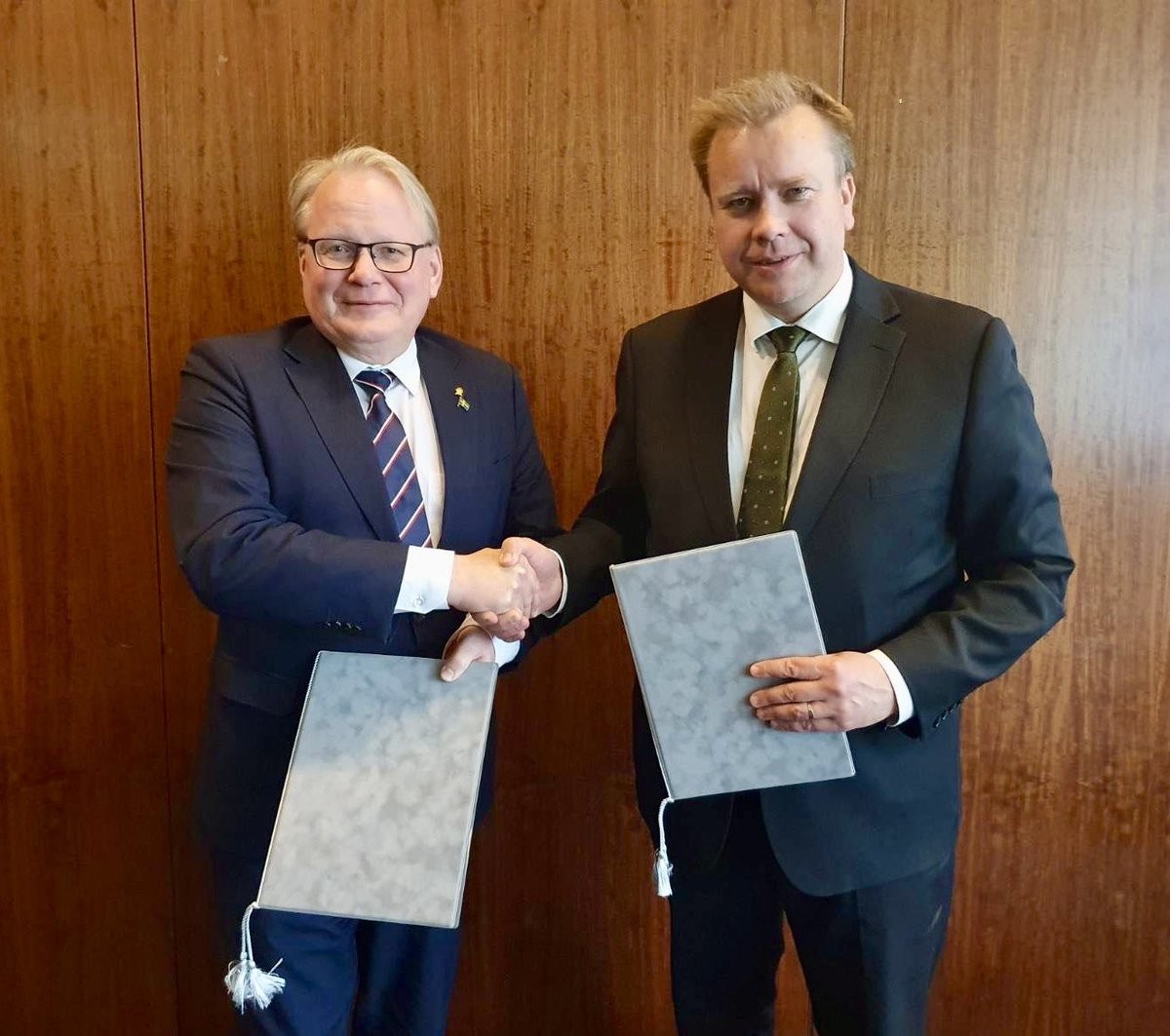 (06.08) Bộ trưởng Quốc phòng Phần Lan Antti Kaikkonen và người đồng cấp Thụy Điển Peter Hultqvist trao Biên bản ghi nhớ về 'hỗ trợ nước sở tại'. (Nguồn: Twitter)