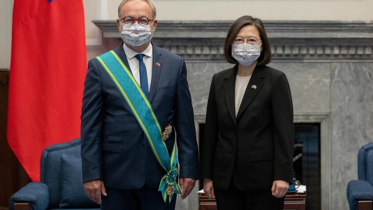 (06.11) Thượng Nghị sỹ Pháp Joel Guerriau và người đứng đầu Đài Loan Thái Anh Văn. (Nguồn: AP)
