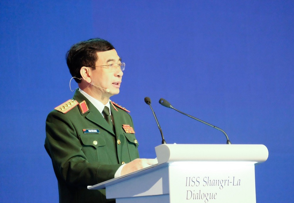 (06.11) Bộ trưởng Quốc phòng Việt Nam Phan Văn Giang phát biểu tại Đối thoại Shangri-La ở Singapore ngày 11.6. (Nguồn TTXVN)
