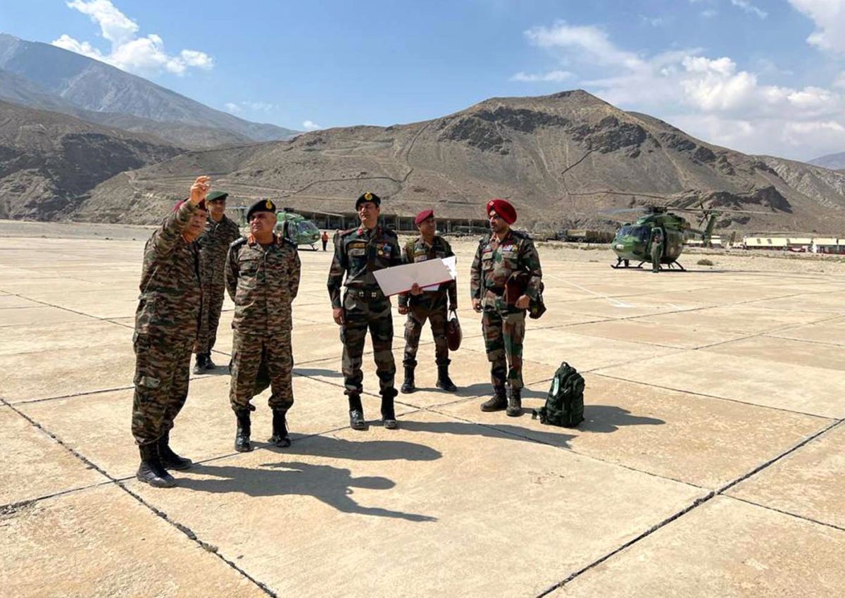 (06.11) Tổng Tham mưu trưởng Quân đội Ấn Độ Manoj Pande khảo sát tình hình dọc LAC ở khu vực Himachal Pradesh và Uttarakhand. (Nguồn: Twitter)