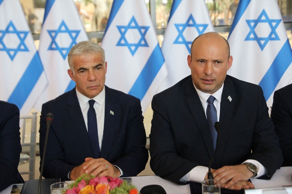 (06.22) Ông Yair Lapid (trái) và ông Naftali Bennett đã nhất trí giải tán chính phủ và Knesset. (Nguồn: AFP/Getty Images)