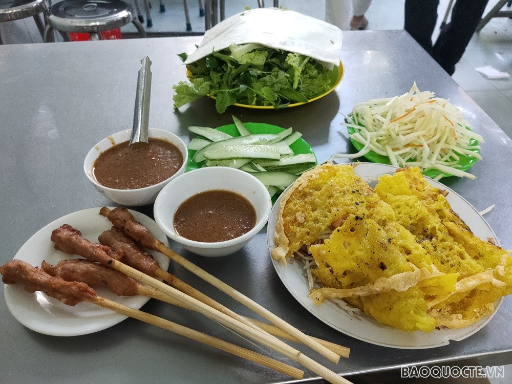 (06.28) Cũng trong khuôn khổ chuyến thăm, Đoàn cũng đã có cơ hội thưởng thức nền ẩm thực đặc sắc, phong phú của thành phố Đà Nẵng. (Ảnh: Minh Quân)