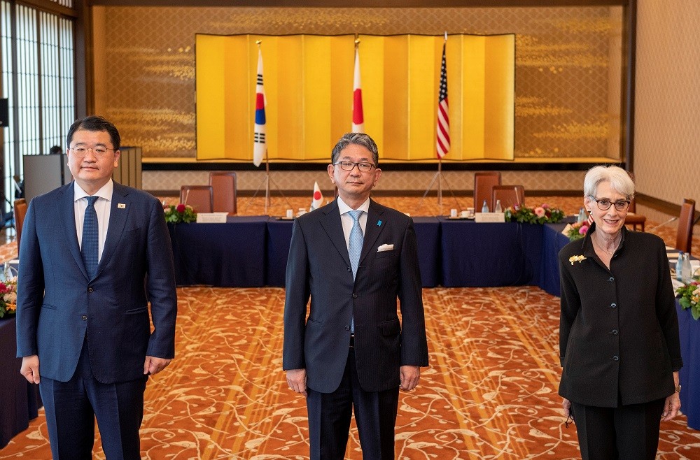(07.21) Từ trái sang phải: Thứ trưởng Ngoại giao Hàn Quốc Choi Jong-kun, Thứ trưởng Ngoại giao Nhật Bản Mori Takeo và Thứ trưởng Ngoại giao Mỹ Wendy R. Sherman trong cuộc gặp ngày 21/7. (Nguồn: Reuters) 