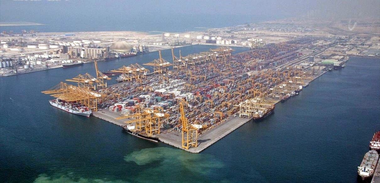 (7.24) Cảng Jebel Ali tại Dubai, UAE, một trong 10 cảng biển lớn nhất thế giới. Với vị trí địa chiến lược đặc thù, Trung Đông là một trong những “trạm trung chuyển” quan trọng của thế giới. (Nguồn: Wikipedia)