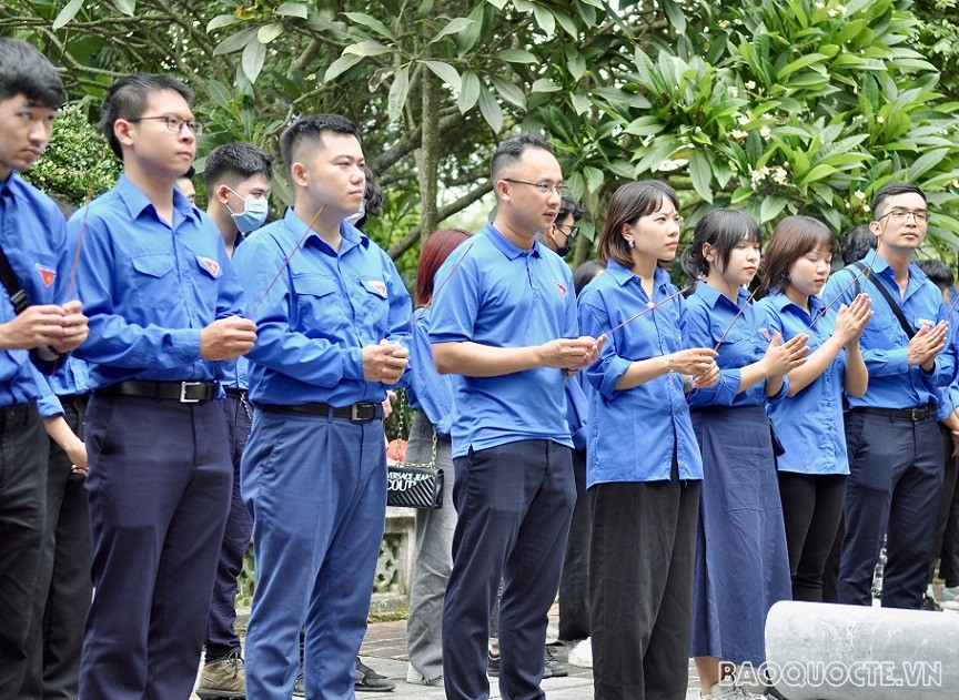 (07.15) Đoàn Thanh niên Bộ Ngoại giao dâng hương tại Khu di tích Bộ Ngoại giao. (Ảnh: Duy Quang)