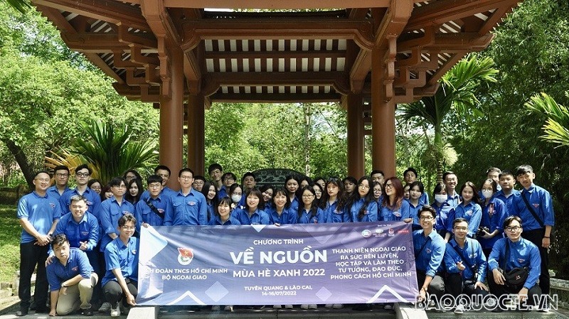 (07.15) Đoàn Thanh niên Bộ Ngoại giao chụp ảnh lưu niệm tại Khu Di tích Bộ Ngoại giao. (Ảnh: Duy Quang)