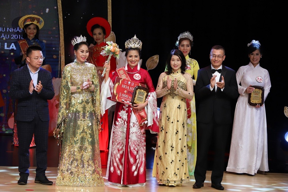 (07.17) Đại sứ Vũ Quang Minh và Phu nhân trao giải cho Tân Hoa hậu Áo dài phu nhân toàn châu Âu năm 2022 Nguyễn Thị Kim Thoa. (Nguồn: TTXVN)