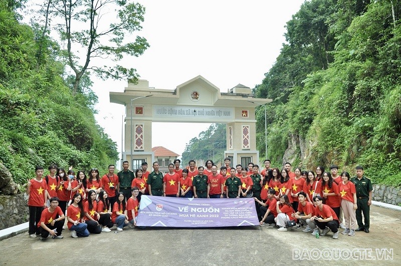 (07.18) Đoàn cán bộ trẻ, thanh niên, đoàn viên Bộ và sinh viên Học viện Ngoại giao chụp ảnh lưu niệm trước cửa khẩu Lồ Cô Chin. (Ảnh: Duy Quang)