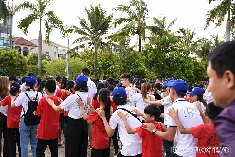 (07.21) Các thanh niên, kiều bào trẻ hào hứng tham gia trò chơi với các học sinh ở làng trẻ SOS Vinh. (Ảnh: Minh Quân)