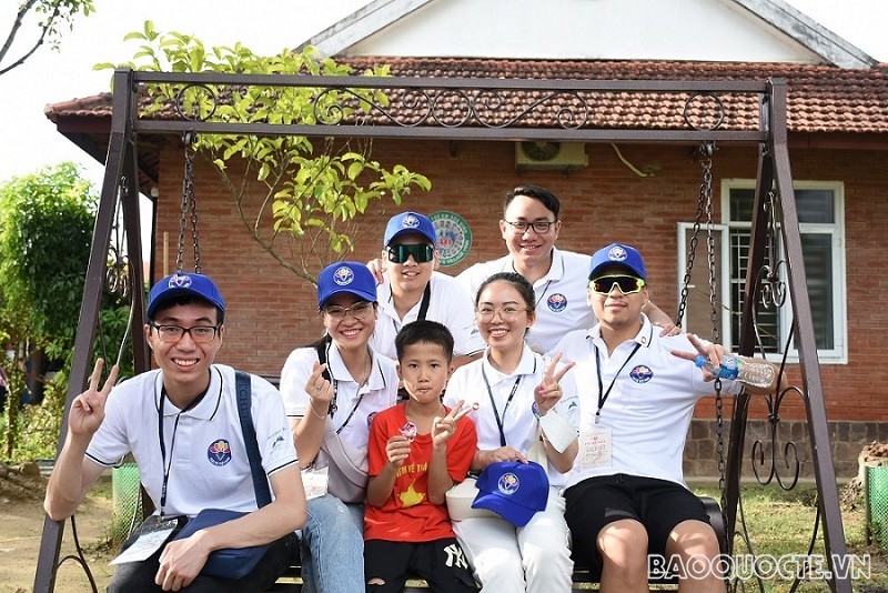 (07.21) Thanh niên, kiều bào trẻ chụp ảnh lưu niệm cùng trẻ em làng trẻ SOS Vinh. (Ảnh: Trọng Lạc)