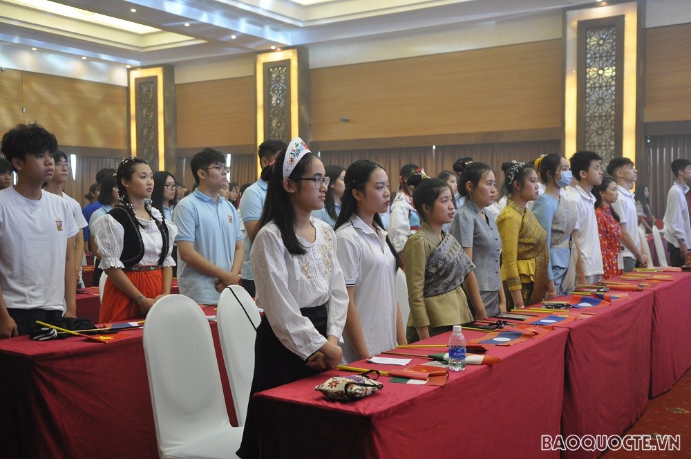 (07.22) Các thanh niên, sinh viên kiều bào trẻ trong lễ chào cờ. (Ảnh: Minh Quân)