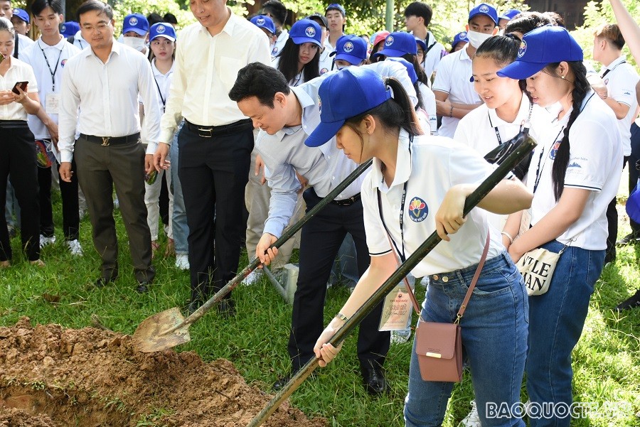 (07.23) Phó Chủ nhiệm Ủy ban Nhà nước về Người Việt Nam ở nước ngoài Mai Phan Dũng cùng đại diện thanh niên, kiều bào trẻ trồng cây lưu niệm tại Khu Di tích. (Ảnh: Trọng Lạc)