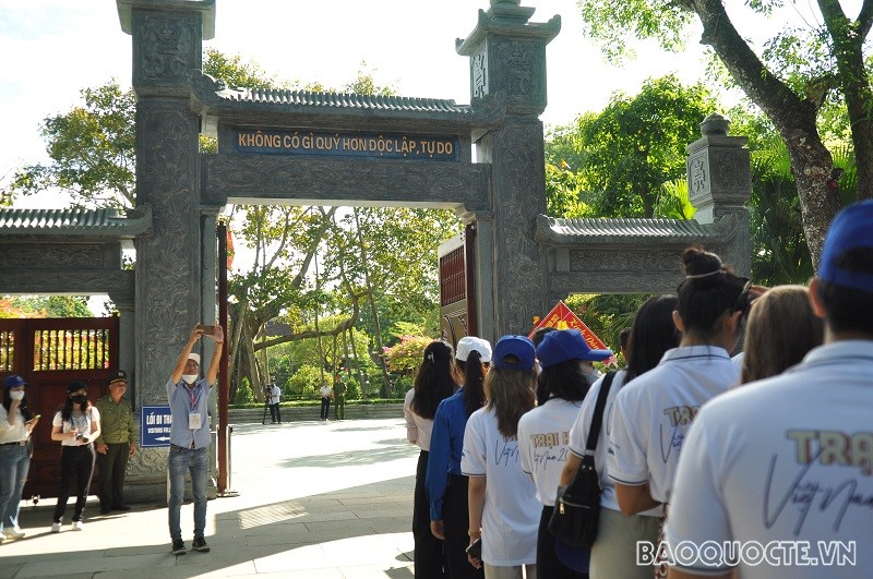 (07.23) Trong khuôn khổ Trại hè Việt Nam 2022, các đại biểu là thanh niên, kiều bào trẻ đã đến thăm Khu Di tích Kim Liên, tình Nghệ An. (Ảnh: Minh Quân)
