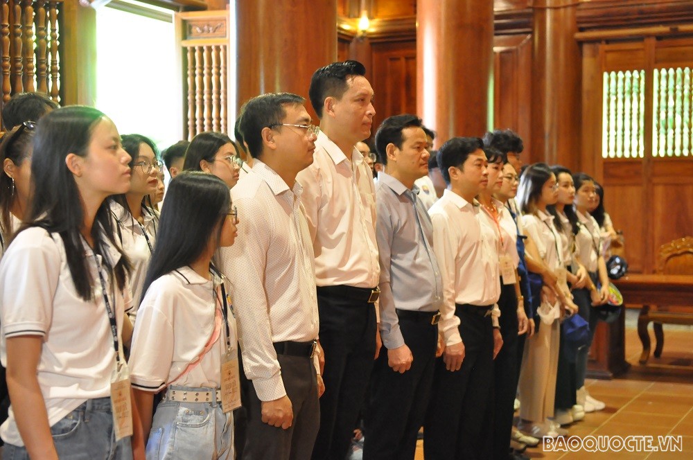 (07.23) Đại diện Ủy ban Nhà nước về người Việt Nam ở nước ngoài, đại diện Sở Ngoại vụ tỉnh cùng các đoàn viên thanh niên tiêu biểu dâng hương tại quê nội Bác Hồ. (Ảnh: Minh Quân)