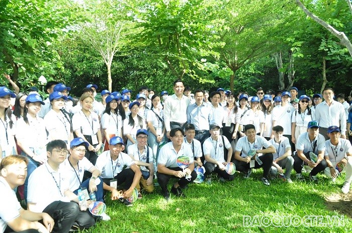 (07.23) Đại diện Ủy ban Nhà nước về người Việt Nam ở nước ngoài, đại diện Sở Ngoại vụ tỉnh cùng các đoàn viên thanh niên tiêu biểu chụp ảnh lưu niệm. (Ảnh: Minh Quân)