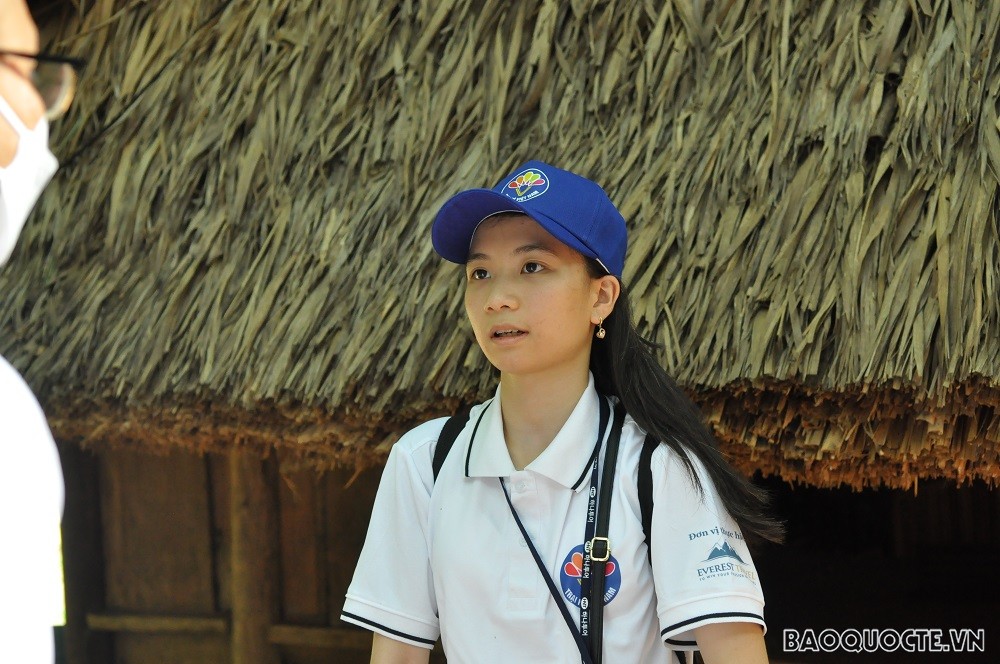 (07.23) Bạn Trần Minh Thư từ Mông Cổ chia sẻ cảm xúc trong chuyến về thăm quê Bác. (Ảnh: Minh Quân)