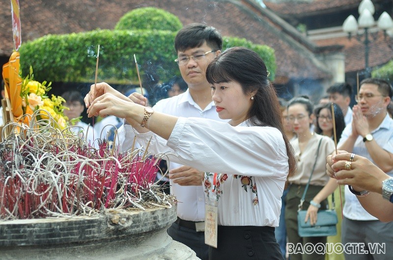 (07.23) Các đại biểu dâng hương tại Đền thờ vua Quang Trung. (Ảnh: Minh Quân)