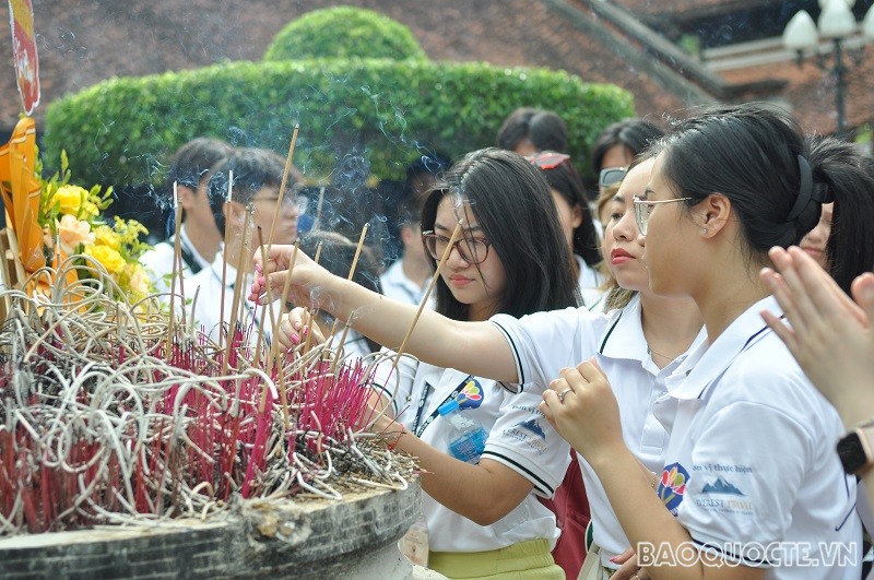 (07.23) Các đại biểu dâng hương tại Đền thờ vua Quang Trung. (Ảnh: Minh Quân)