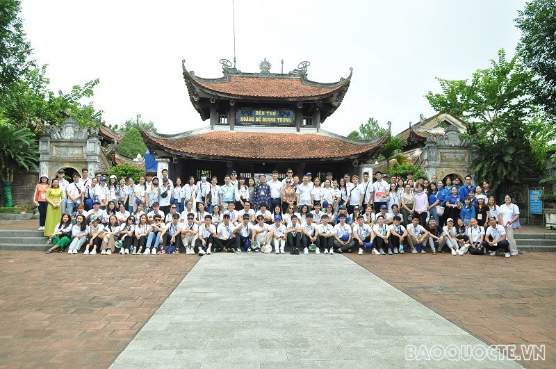 Trại hè Việt Nam 2022: Thanh niên, kiều bào trẻ thăm Đền thờ vua Quang Trung