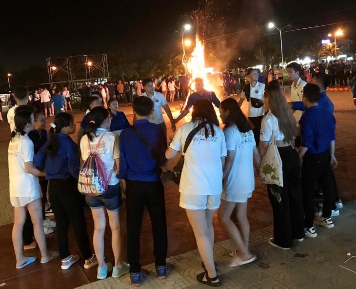 (07.31) Sinh viên, kiều bào trẻ cùng thanh niên Quảng Nam cùng tham dự lễ đốt lửa trại. (Ảnh: Trọng Lạc)