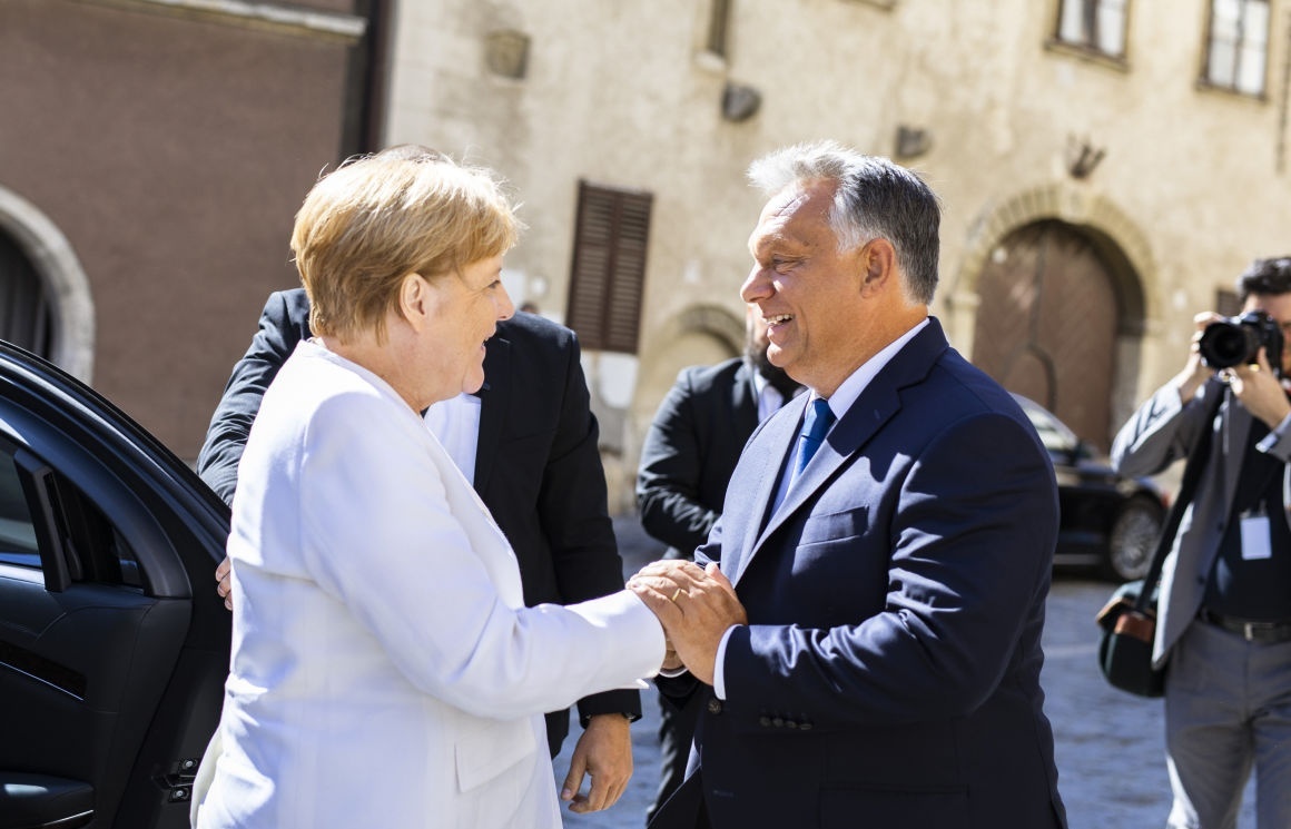 Thủ tướng Đức thăm Hungary: Xưa sát cánh, nay đối đầu?