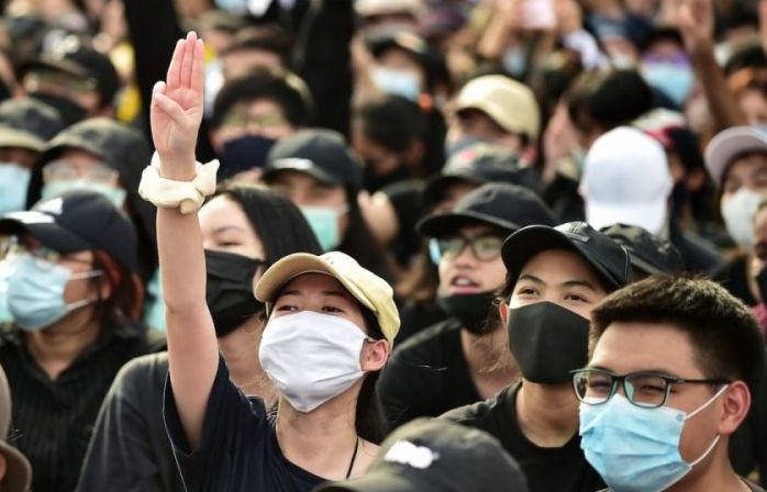 Biểu tình ở Thái Lan: Người dân gọi, Chính phủ trả lời