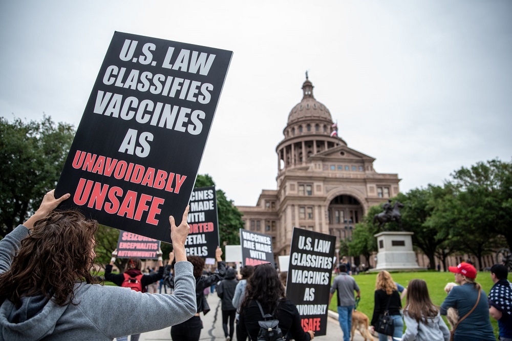 (08.02) Người dân phản đối việc tiêm vaccine Covid-19 tại thủ phủ bang Texas, Mỹ. (Nguồn: Getty Images)