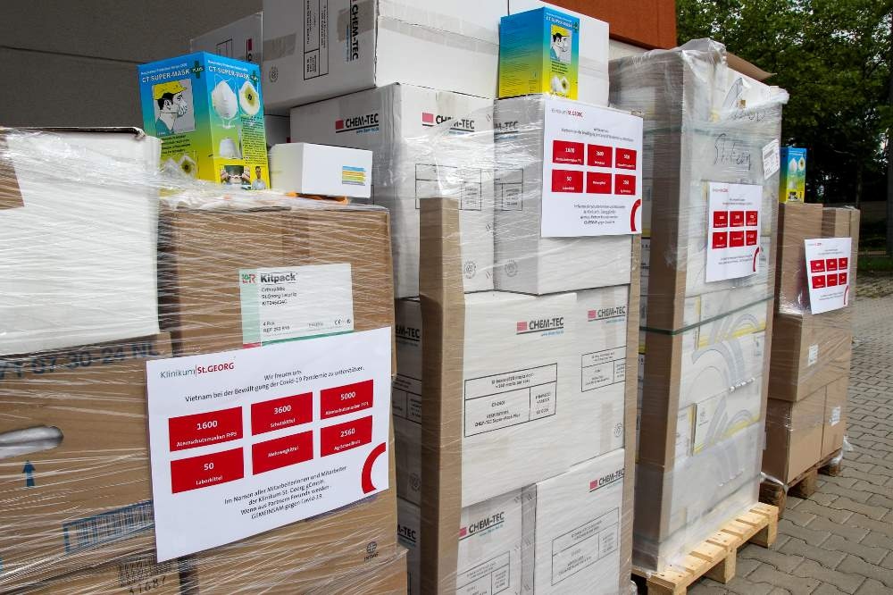 (08.05) Các trang thiết bị y tế được tập đoàn St.Georg, bệnh viện St.Georg và chính quyền thành phố Leipzig viện trợ cho Việt Nam chống dịch Covid-19. (Nguồn: Leipziger Zeitung)