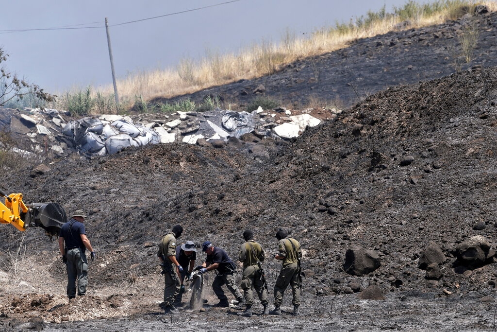 (08.11) Các chuyên gia về chất nổ của Israel thu thập các mảnh của tên lửa bắn từ Lebanon để tín hành điều tra. (Nguồn: Reuters)