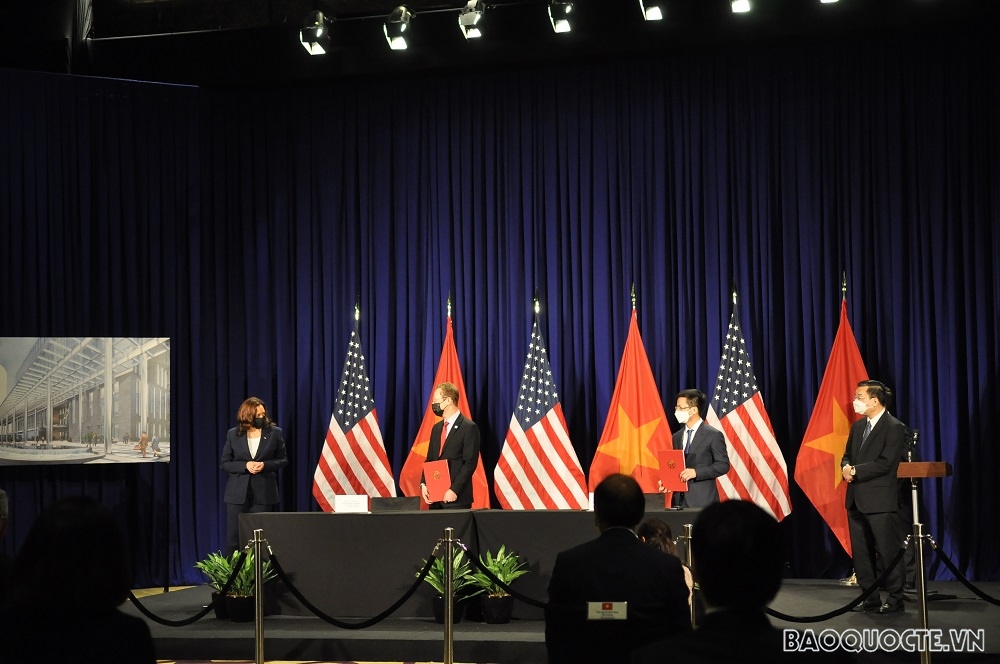 (08.25) Phó Tổng thống Mỹ Kamala Harris và Chủ tịch UBND Hà Nội Chu Ngọc Anh chứng kiến lễ ký kết. (Ảnh: Minh Quân)