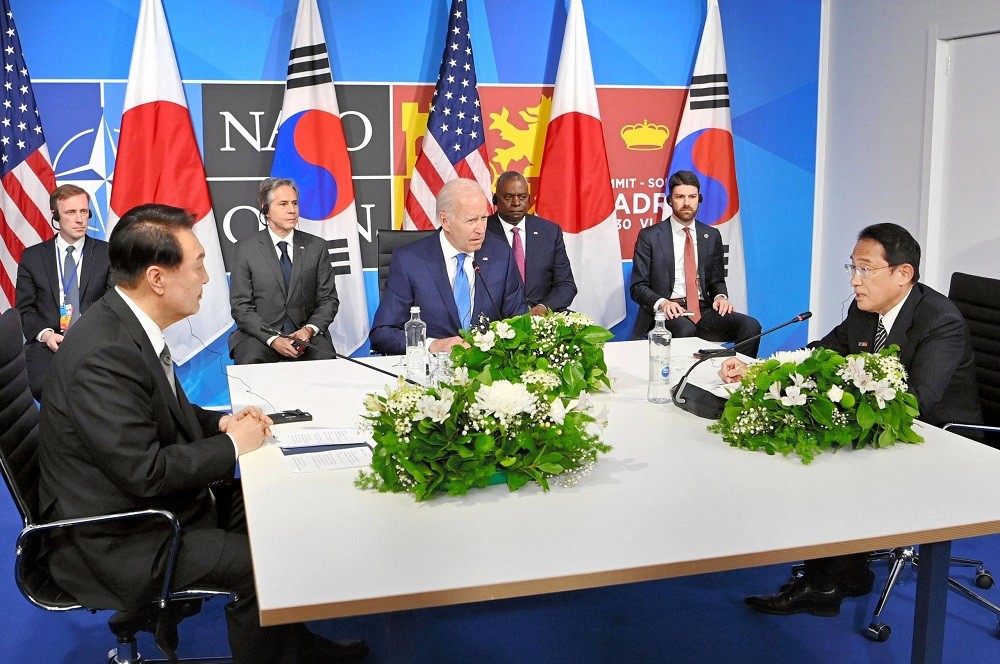 (07.31) Cuộc họp ba bên giữa lãnh đạo Mỹ, Nhật Bản và Hàn Quốc bên lề Thượng đỉnh NATO tại Madrid, Tây Ban Nha ngày 30/6 vừa qua. (Nguồn: Kyodo)