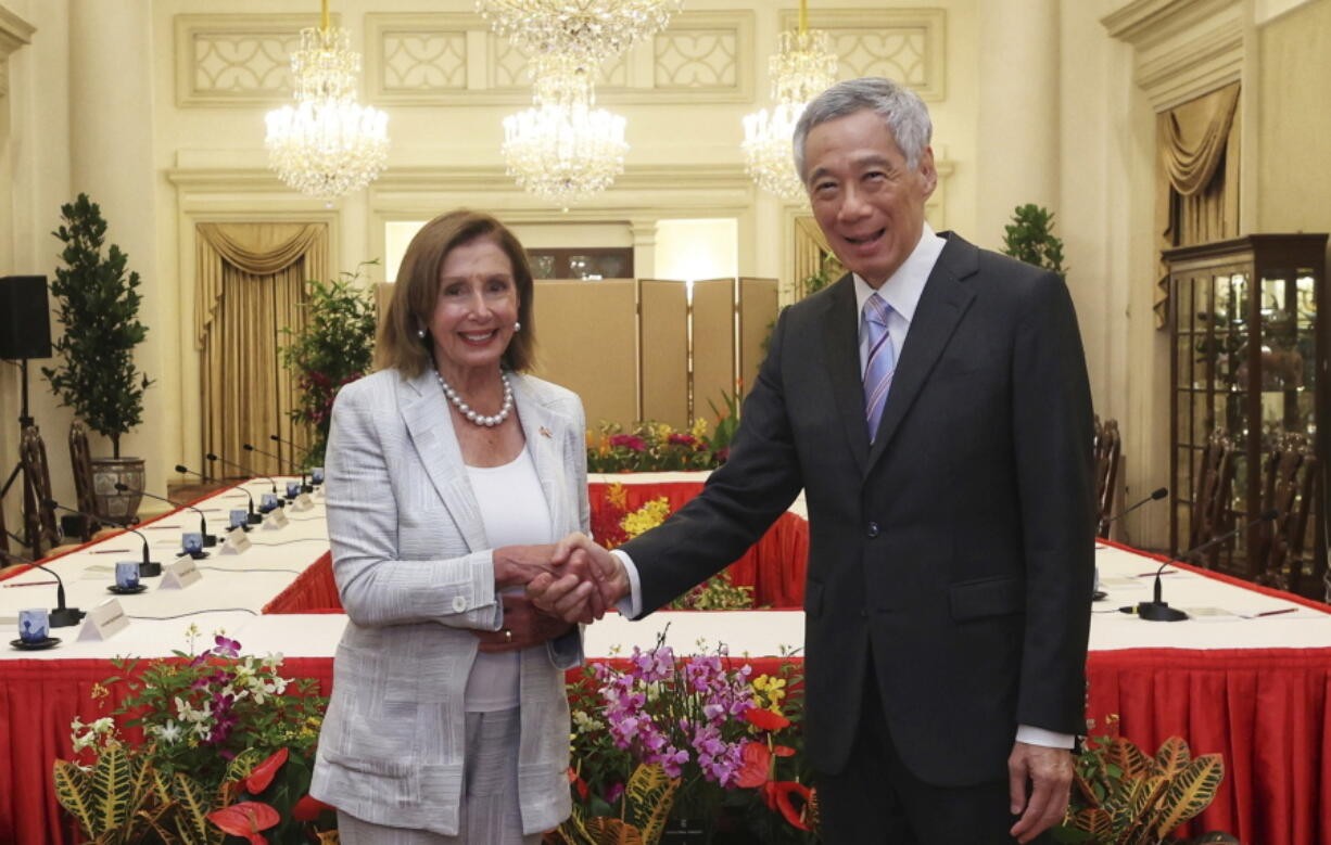 (08.02) Chủ tịch Hạ viện Mỹ Nancy Pelosi và Thủ tướng Singapore Lý Hiển Long trước buổi hội đàm song phương ngày 1/8 tại Singapore. (Ảnh: AP)