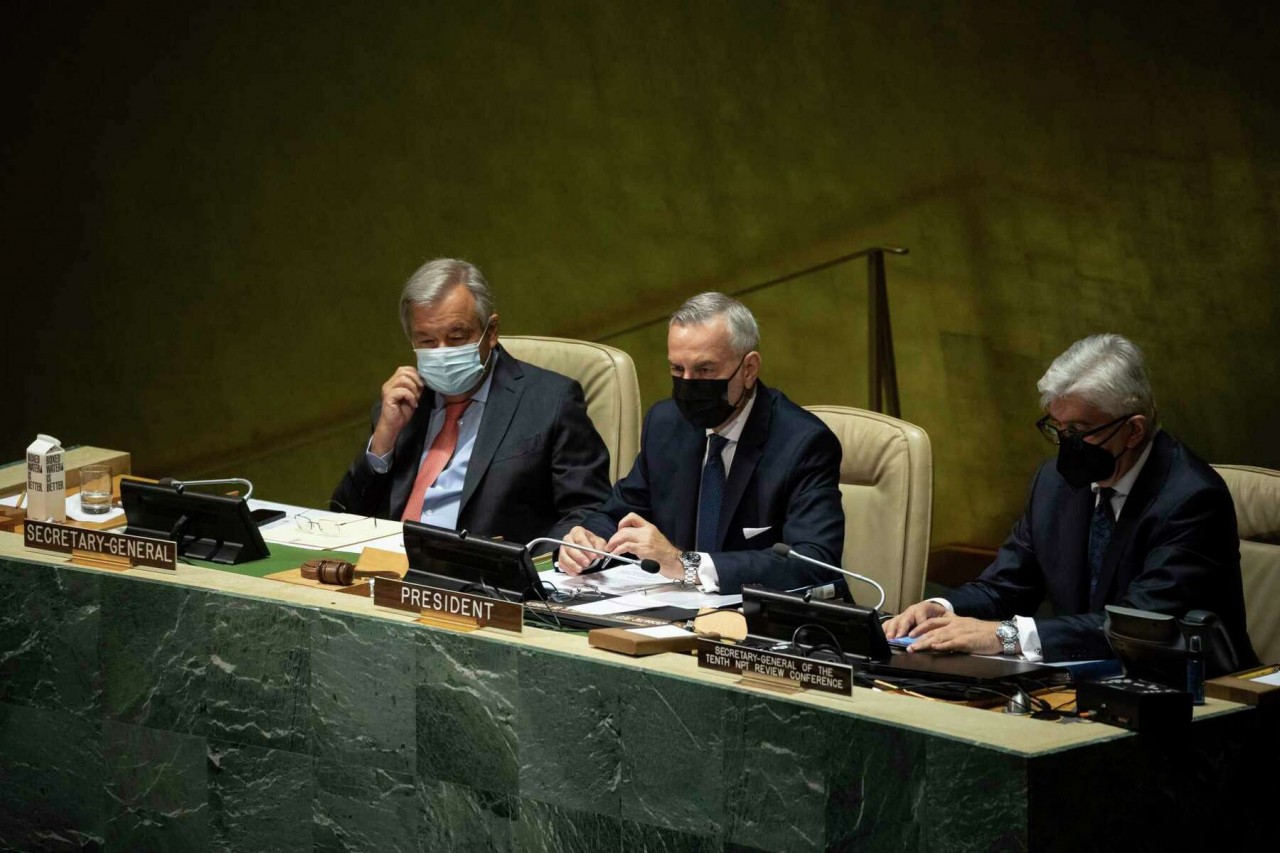 (08.02) Chủ tịch Hội nghị đánh giá lại NPT Gustavo Zlauvinen (giữa) tại buổi họp báo ngày 1/8. (Nguồn: AP)