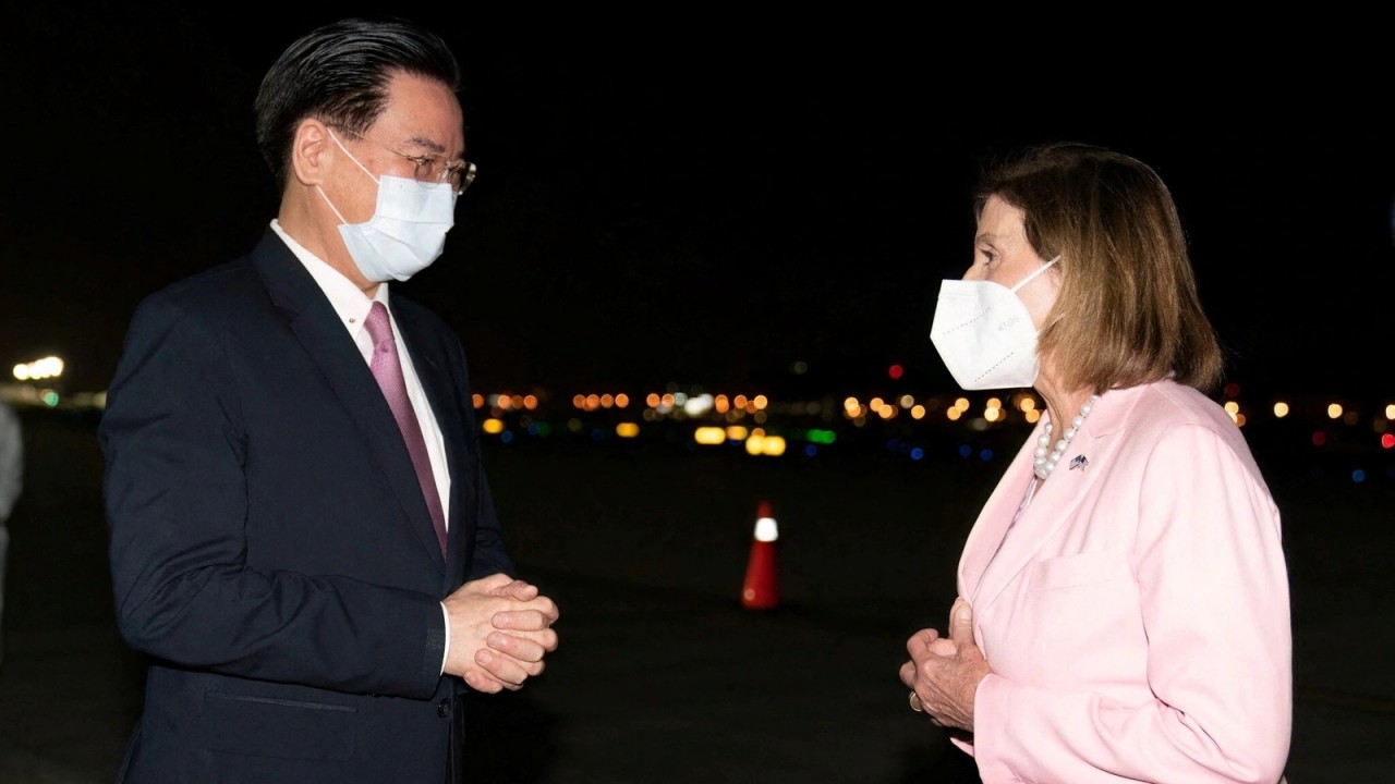 (08.03) Người đứng đầu cơ quan đối ngoại Đài Loan (Trung Quốc) Ngô Chiêu Nhiếp tiếp Chủ tịch Hạ viện Mỹ Nancy Pelosi tại sân bay Tùng Sơn Đài Bắc ngày 2/8. (Nguồn: Reuters)