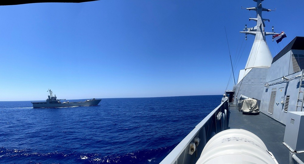 (08.03) Hải quân Ai Cập và Hy Lạp tập trận trên Địa Trung Hải - Ảnh: Tàu HS Ikaria Szef (Hy Lạp) nhìn từ trên khoang tàu El-Moez (Ai Cập). (Nguồn: EgyptToday)