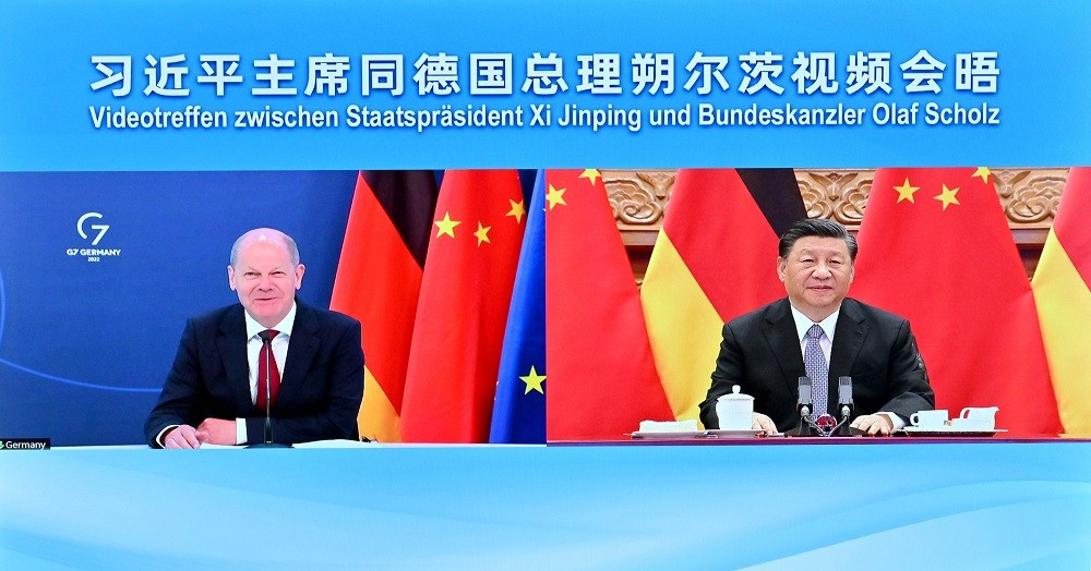 (08.03) Ngoại trưởng Đức Annalena Baerbock cho biết Đức sẽ công bố chiến lược mới với Trung Quốc vào năm tới - Ảnh: Thủ tướng Đức Olaf Scholz và Chủ tịch Trung Quốc Tập Cận Bình họp trực tuyến ngày 9/5. (Nguồn: CGTN)