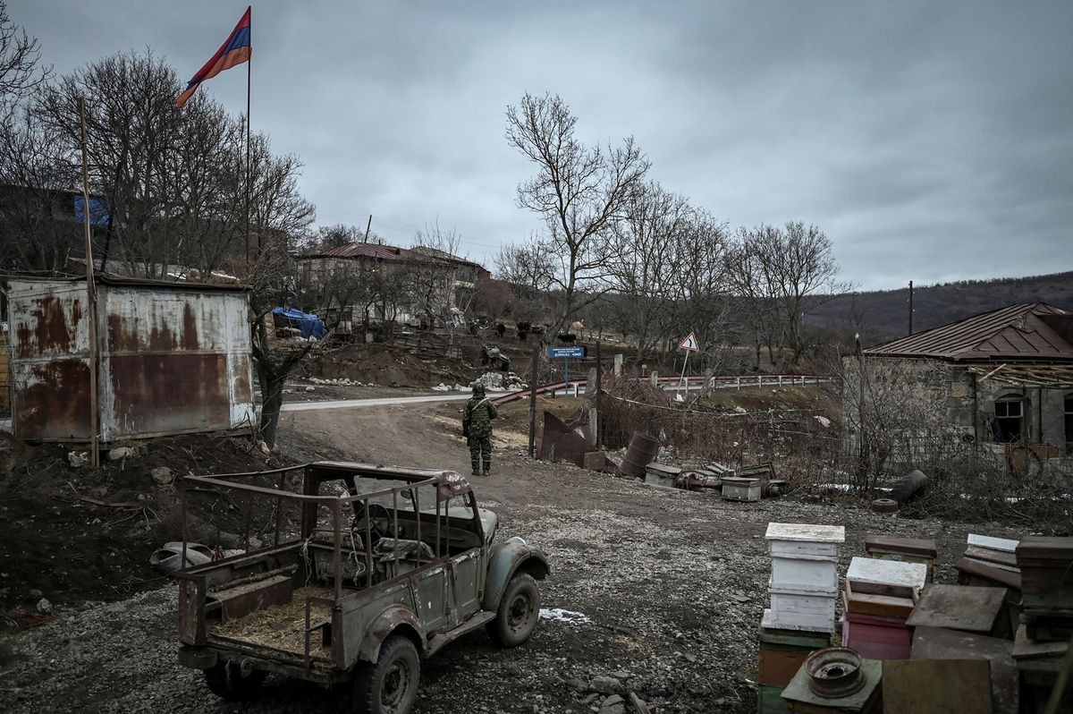 (08.04) Một binh sỹ Armenia đứng gác tại làng Shurnukh thuộc khu vực Nagorno-Karabakh ngày 4/3/2021. (Nguồn: AFP)