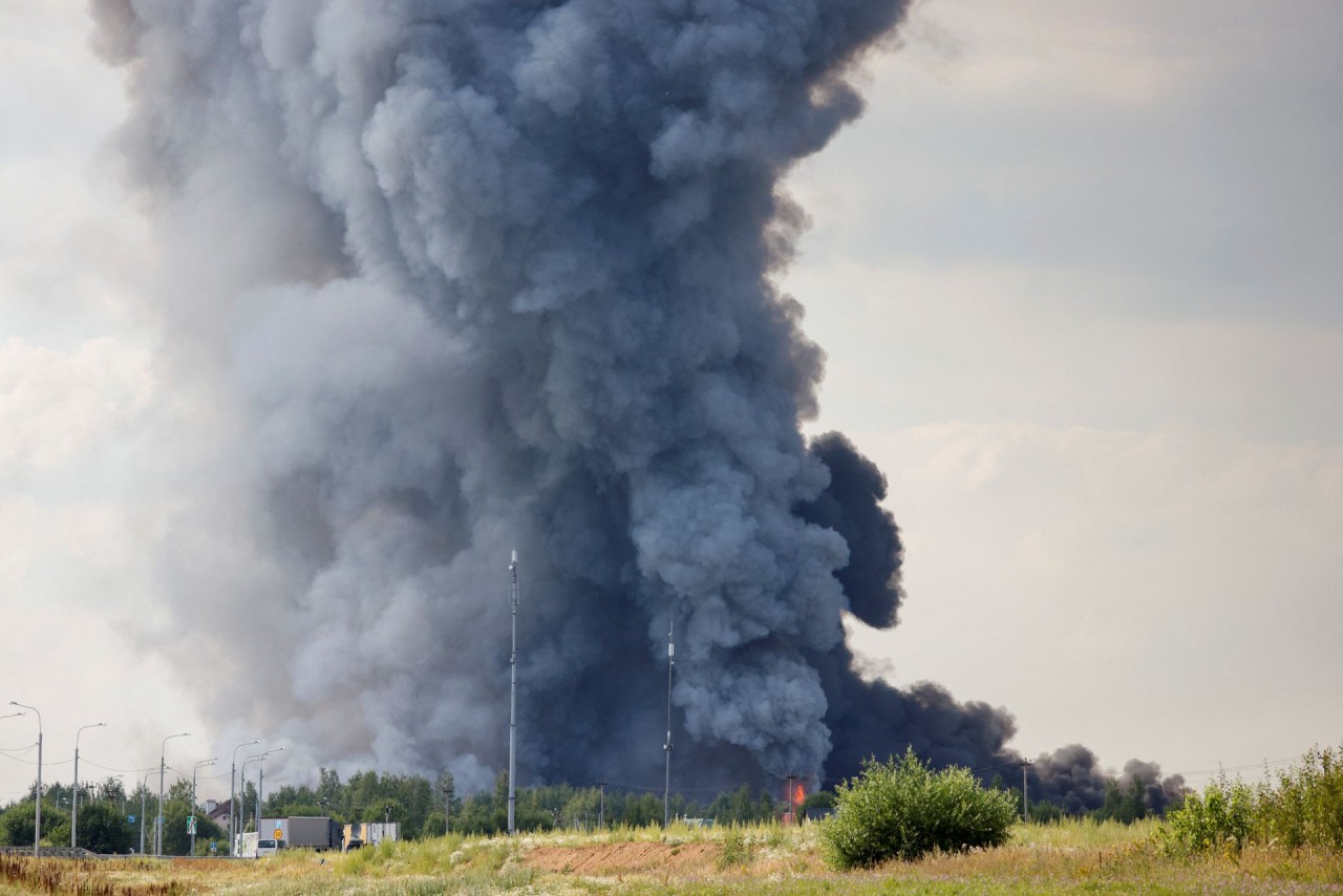 (08.04) Đám cháy lớn bốc lên từ kho hàng của công ty thương mại Ozone, quận Istrinsky ở Tây Bắc thành phố Moscow (Nga). (Nguồn: Reuters)