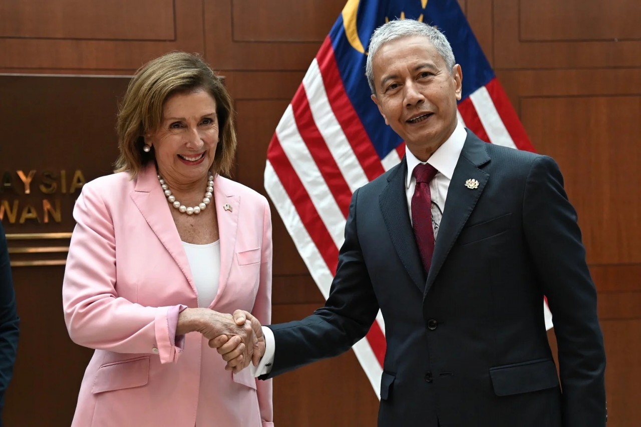 (09.04) Chủ tịch Hạ viện Mỹ Nancy Pelosi và người đồng cấp Malaysia Azhar Harun trong cuộc gặp ngày 2/8 tại Kuala Lumpur, Malaysia. (Nguồn: EPA-EPE)