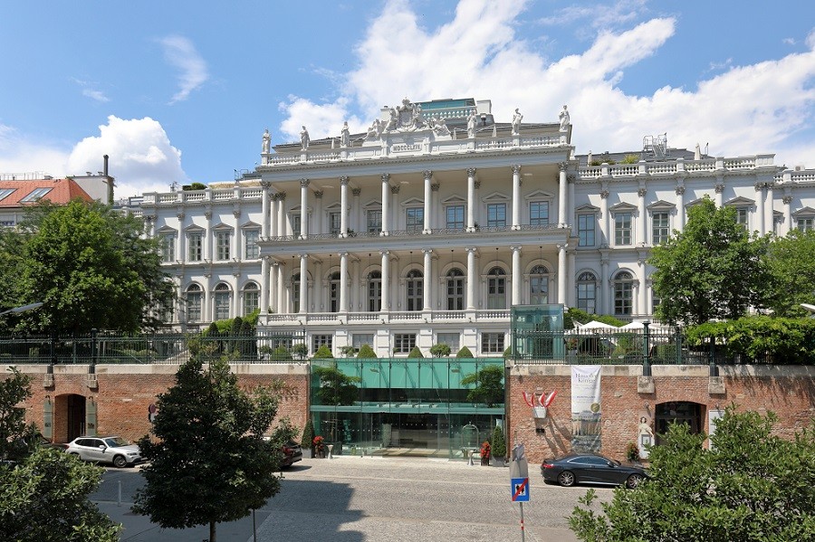 (08.04) Khách sạn Palais Coburg, nơi sẽ diễn ra vòng đàm phán mới nhất về khôi phục thỏa thuận hạt nhân Iran. (Nguồn: Bwag/Commons)