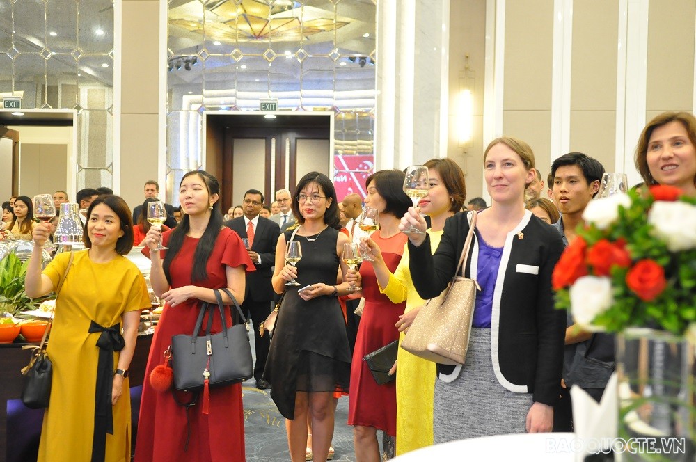 (08.05) Các khách mời nâng cốc chúc mừng tại Lễ kỷ niệm 57 năm Quốc khánh Singapore tại Hà Nội ngày 5/8. (Ảnh: Minh Quân)