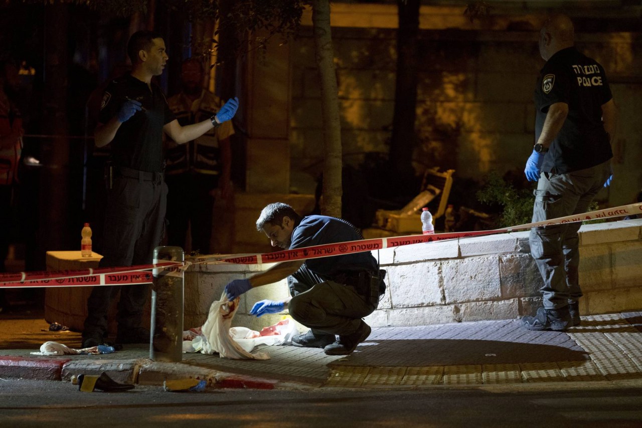 (08.15) Cảnh sát Israel điều tra hiện trường vụ xả súng kinh hoàng vào xe buýt tại Jerusalem ngày 14/8. (Nguồn: AP)