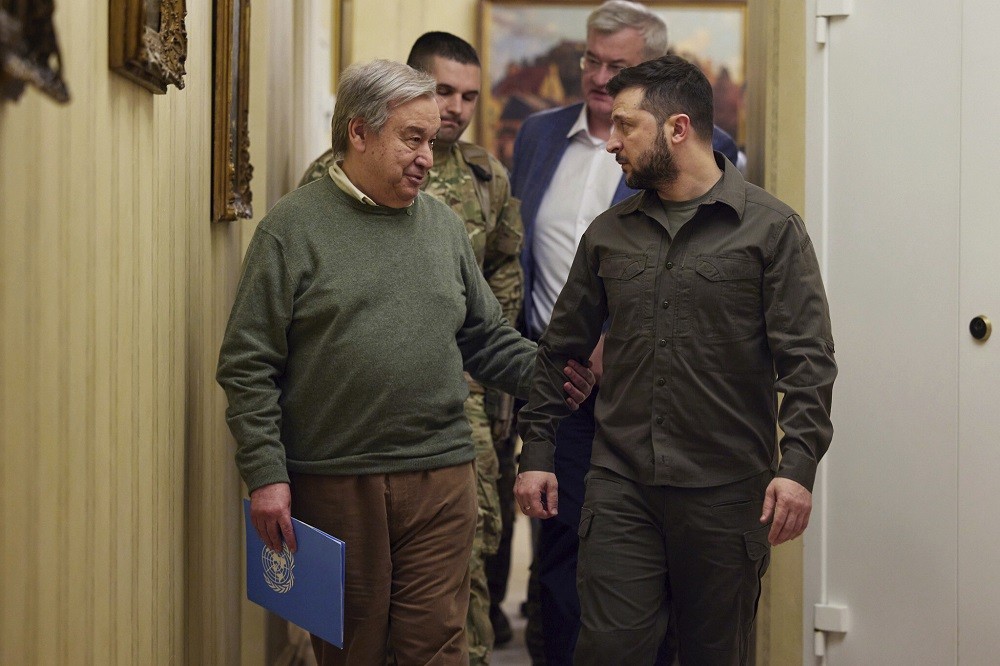 (08.18) Tổng Thư ký Liên hợp quốc Antonio Guterres và Tổng thống Ukraine Volodymyr Zelensky thảo luận tại Kiev ngày 28/4. (Nguồn: Reuters)